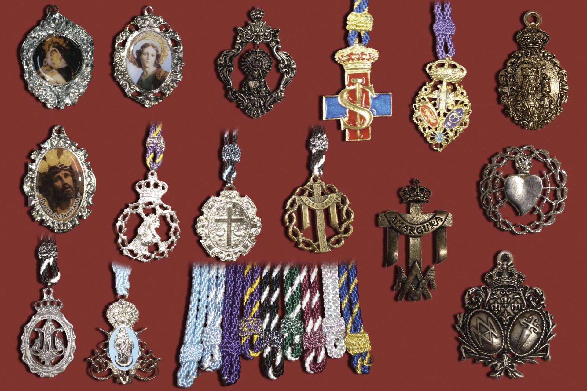 Las medallas de Amén Promosant, uno de los elementos favoritos de la comunidad católica