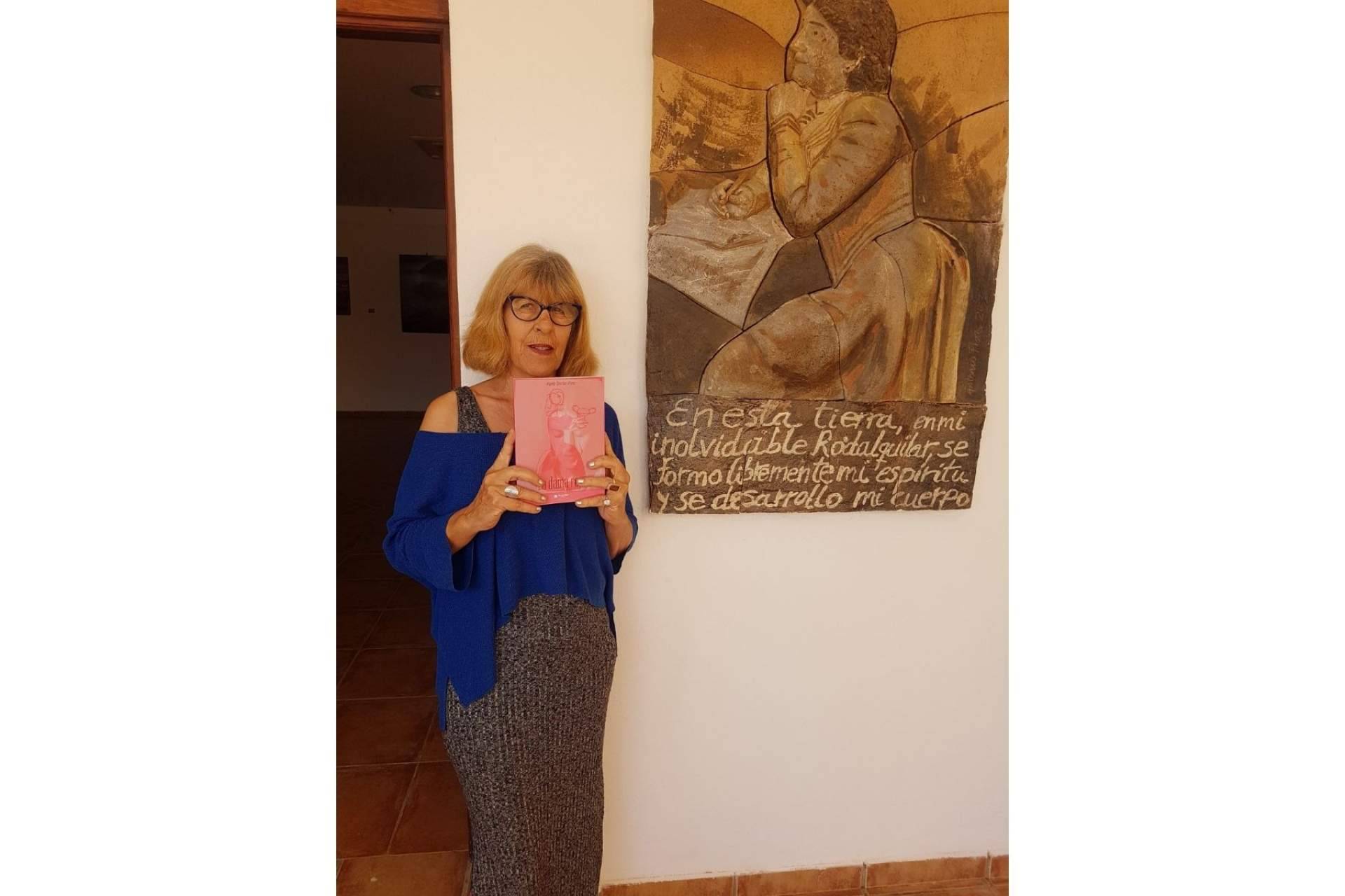 'La dama roja', el ensayo biográfico de Carmen de Burgos, escrito por Ángela Sánchez Pérez
