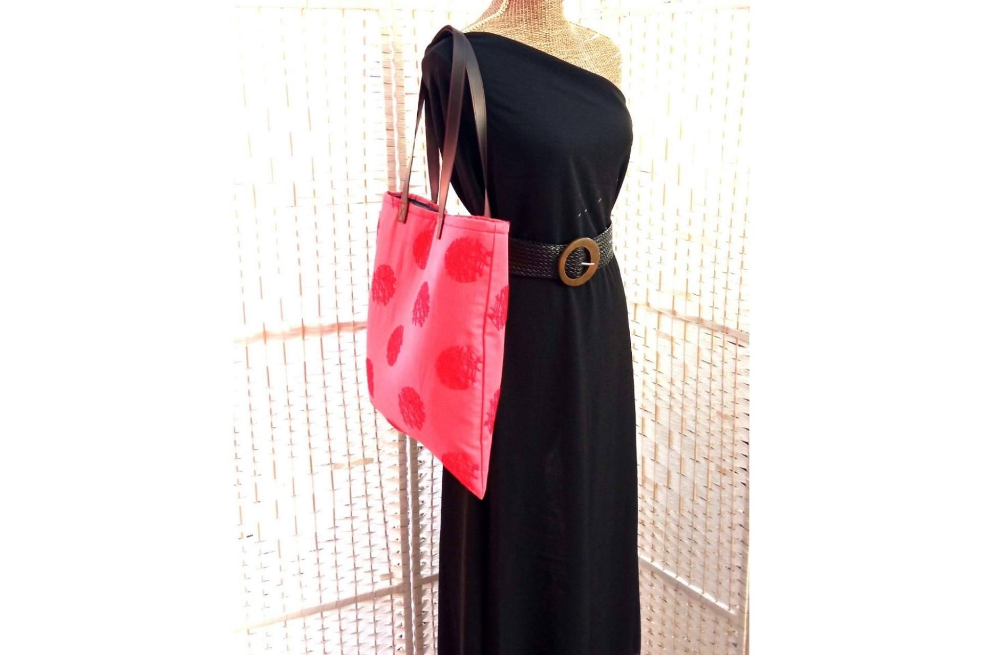 Encontrar un bolso tote bag único y confeccionado a mano es posible en Inirt Atelier