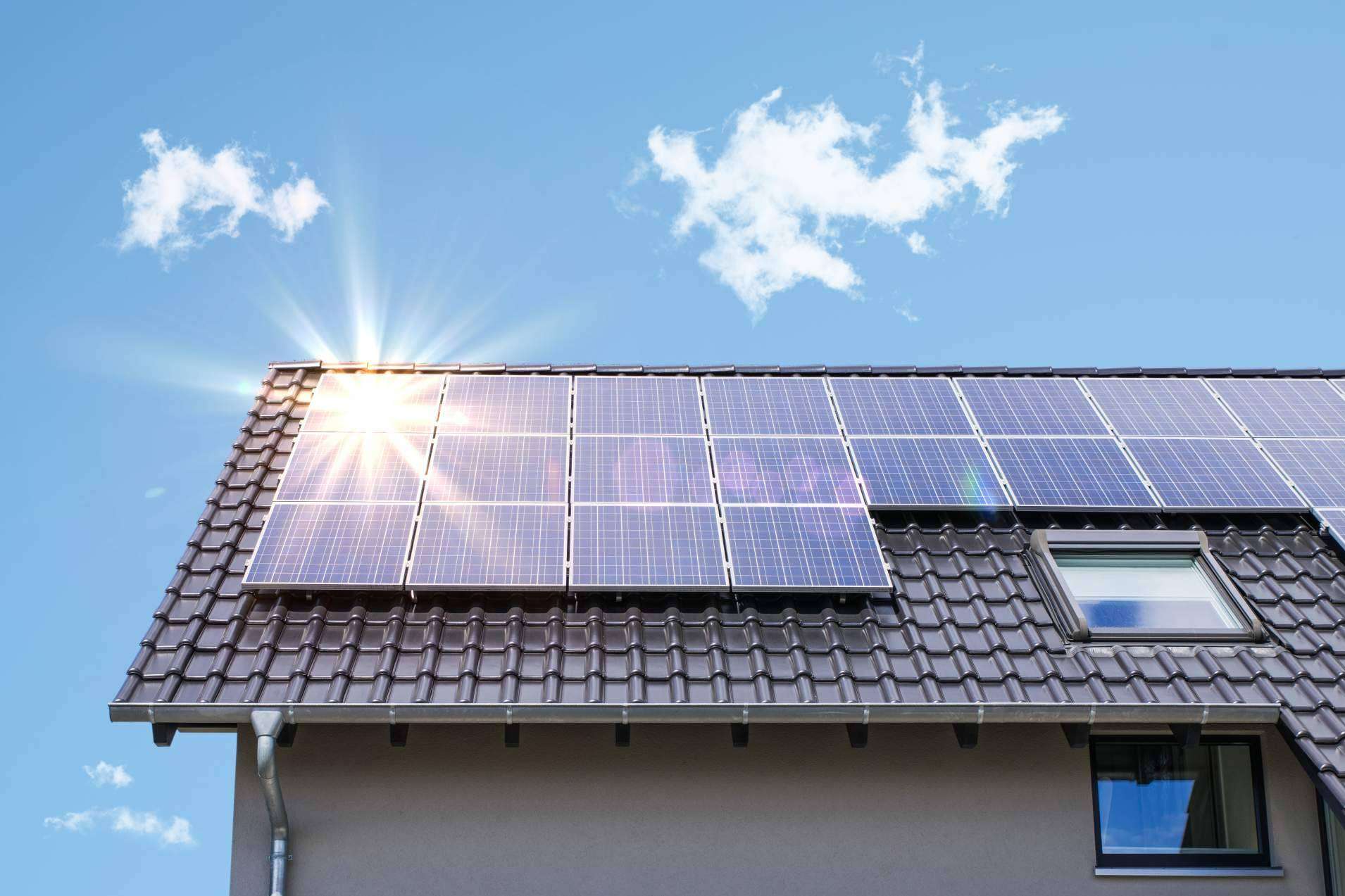 Instalación de placas solares fotovoltaicas para particulares con Clima y Aerotermia