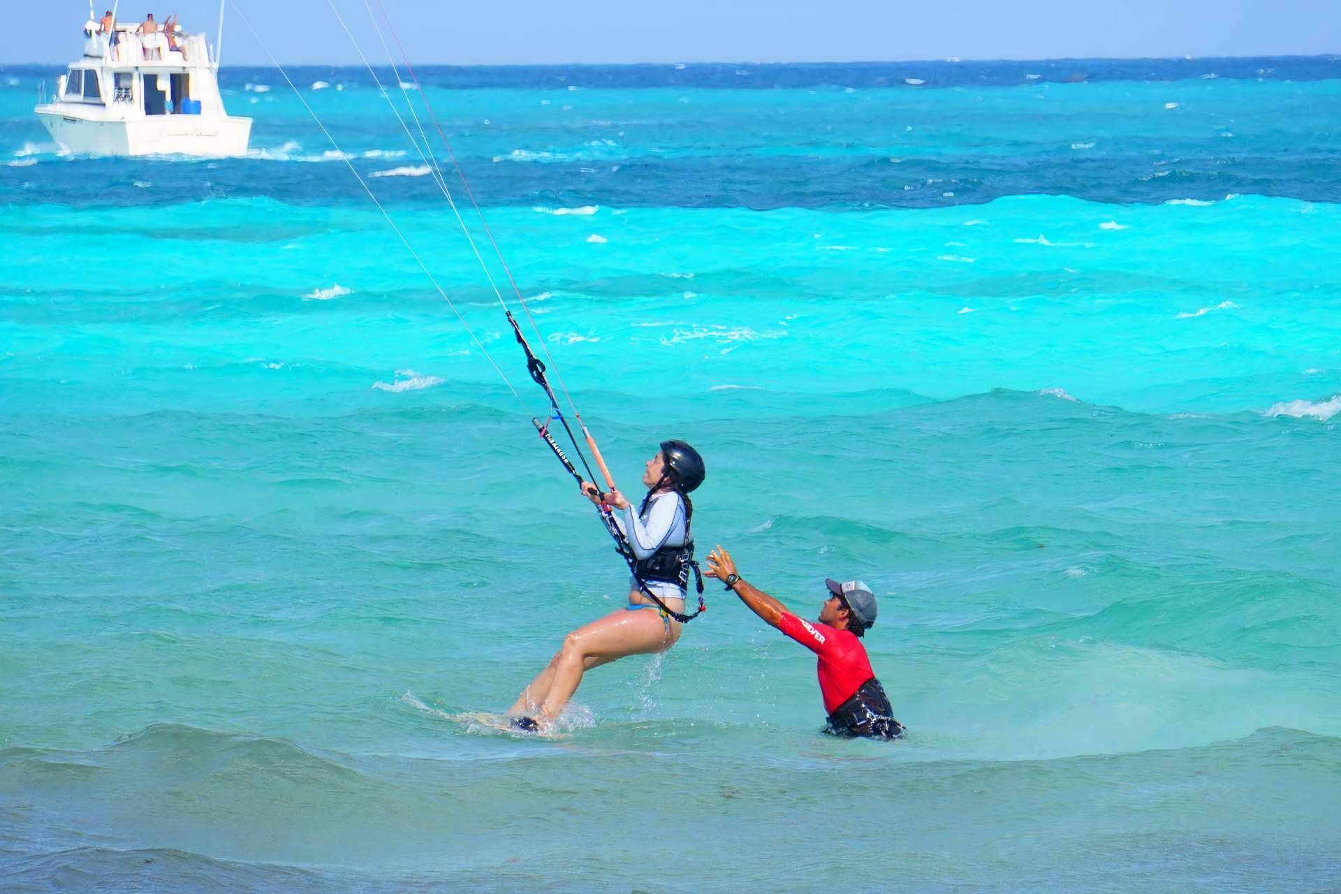 A cualquier edad es fácil iniciarse en el kitesurf en Mallorca
