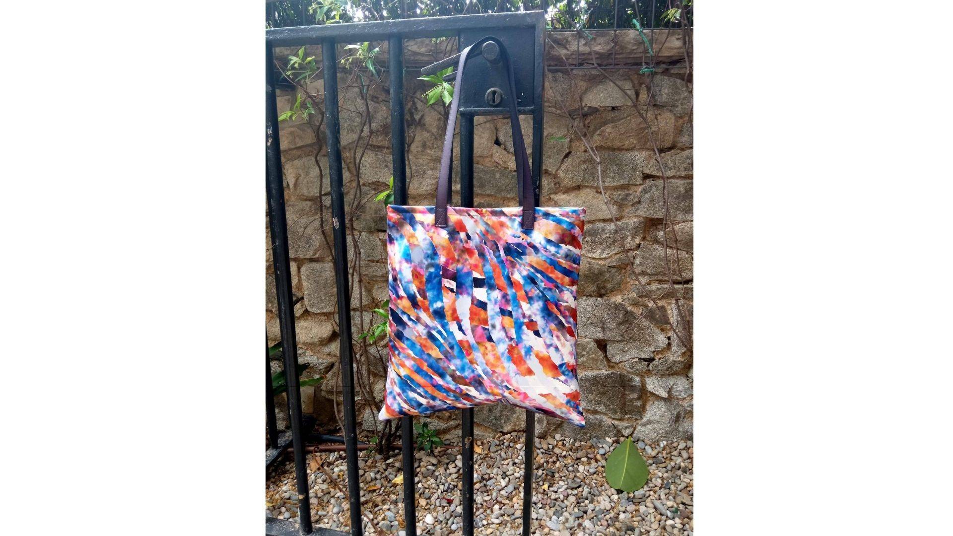 Inirt Atelier crea diseños exclusivos y elegantes de tote bags para complementar cualquier outfit