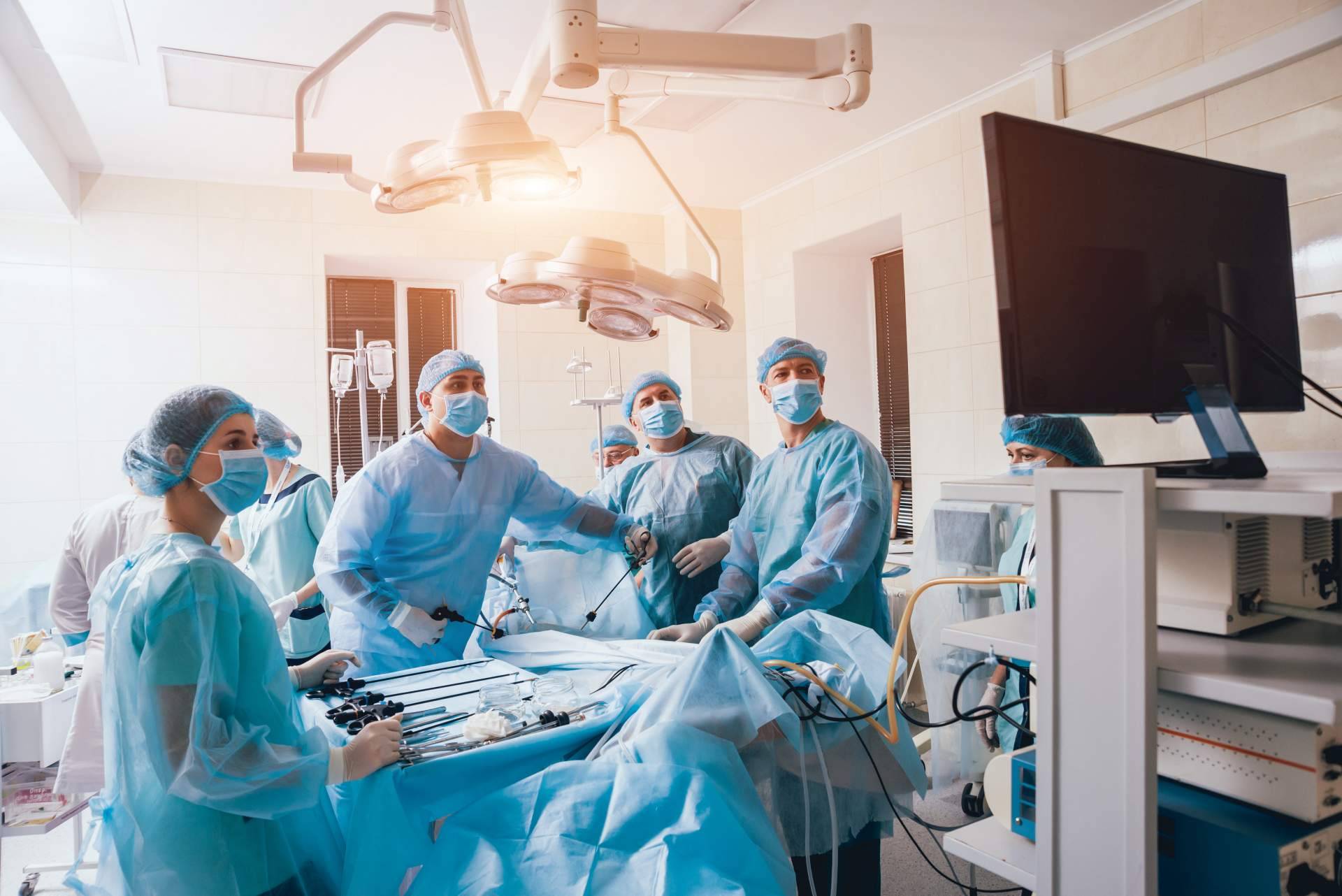 Según el Dr. Enrique Mena del Río, ¿cuándo es necesaria una cirugía laparoscópica de la hernia de hiato?