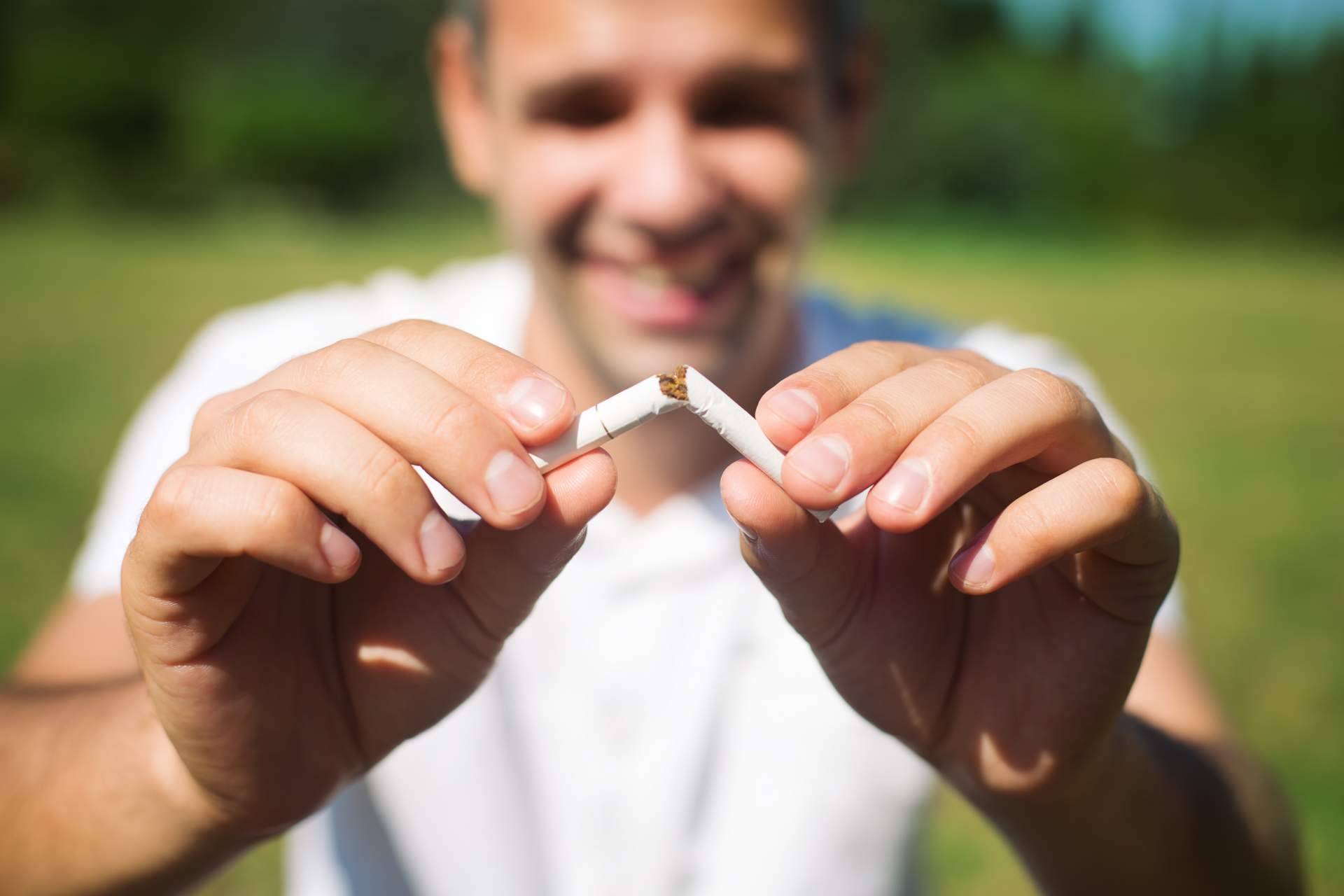 Dejar de fumar con el libro titulado 'Libre de tabaco'