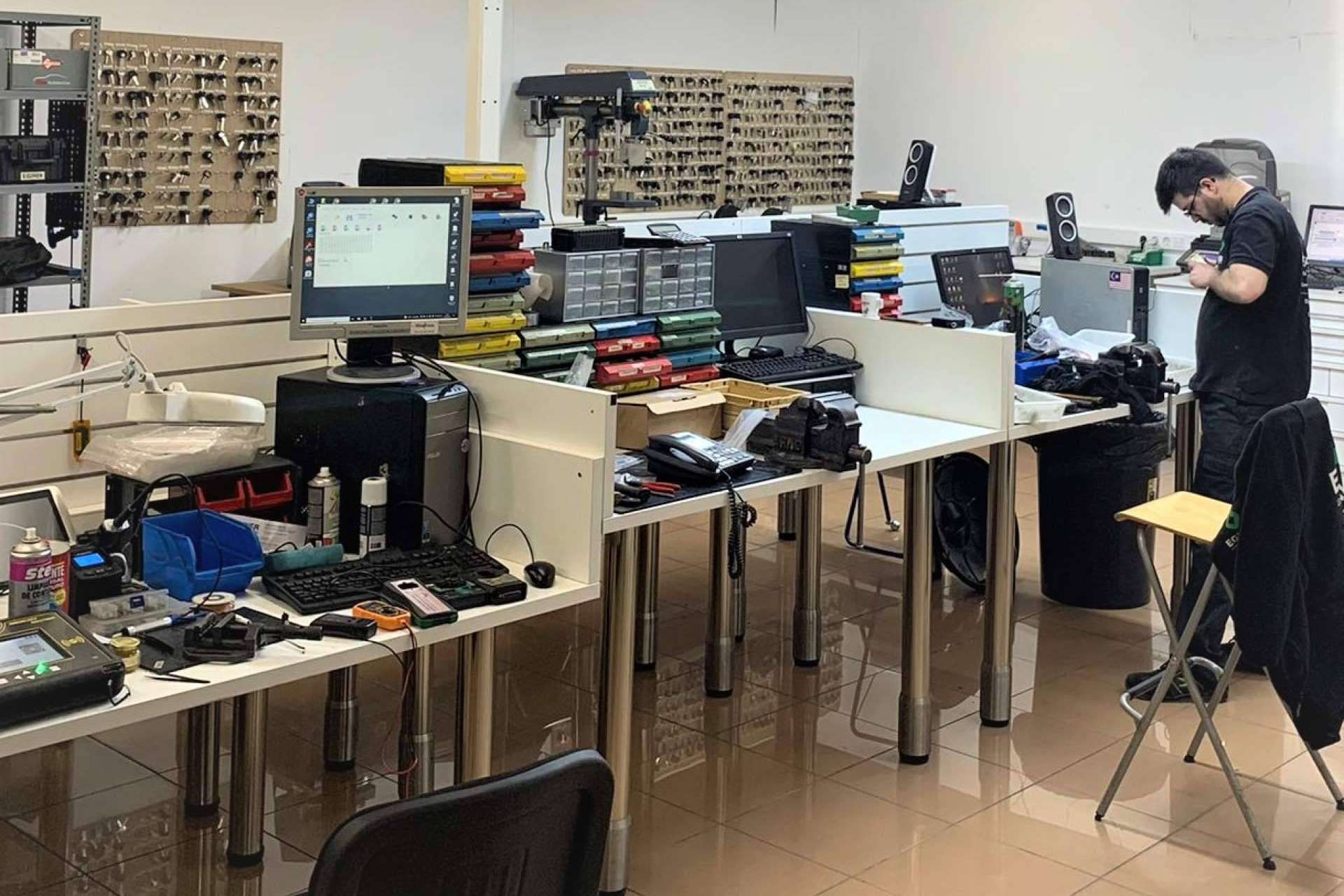 El local nuevo de EGINER para el recambio de llaves y cerraduras, entre otros servicios