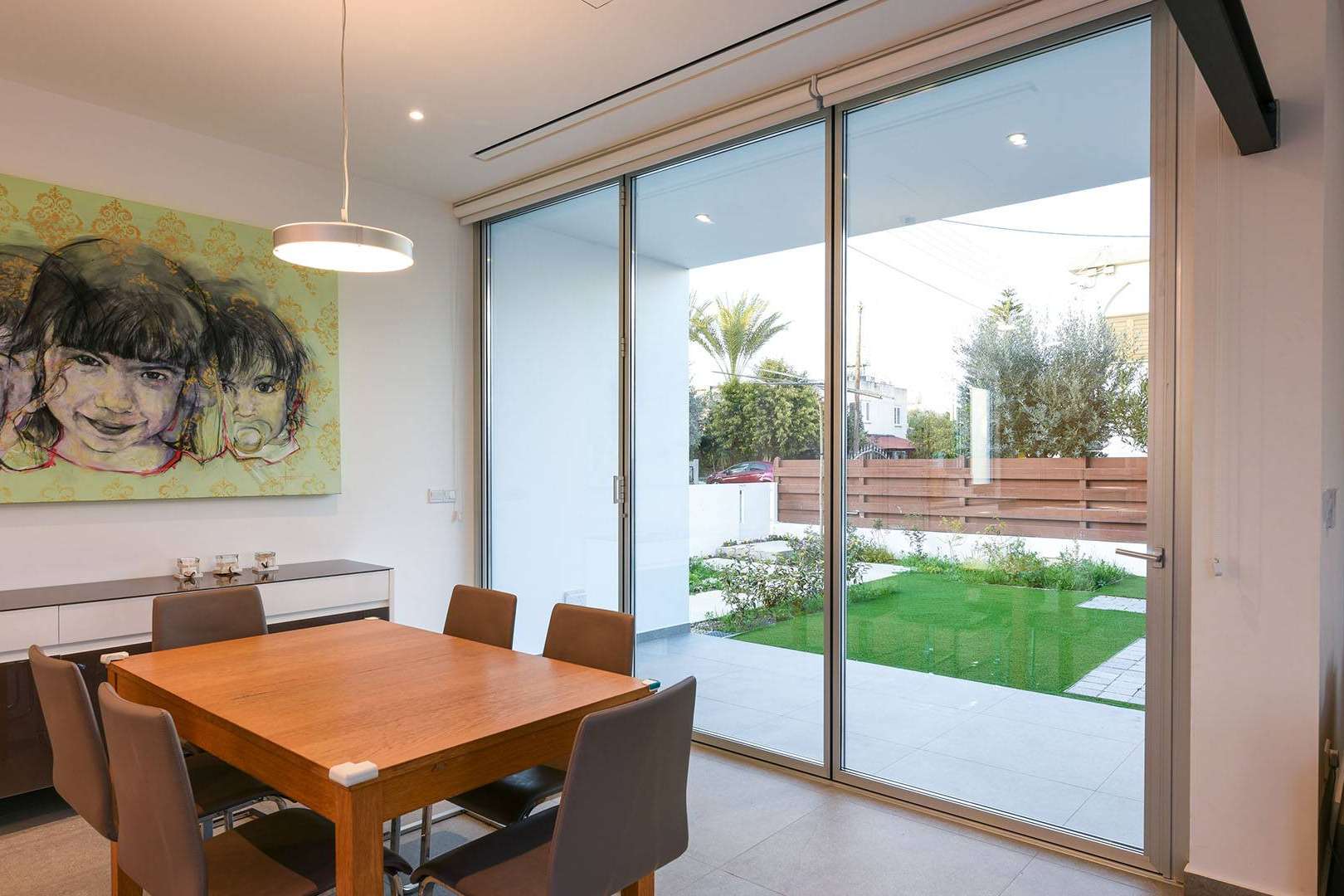 La versatilidad de las puertas plegables de perfil minimalista de Airclos