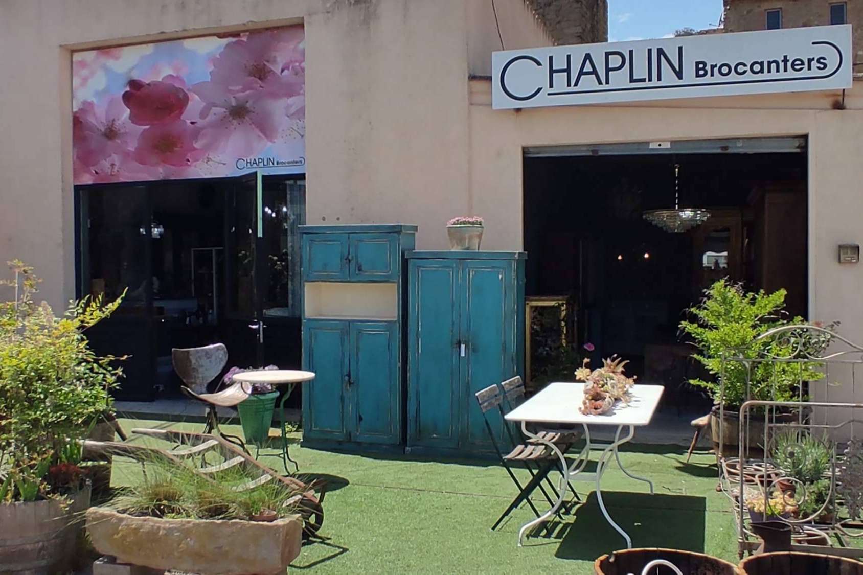 Variedad de mobiliario, decoración y antigüedades con Chaplin Concept Store