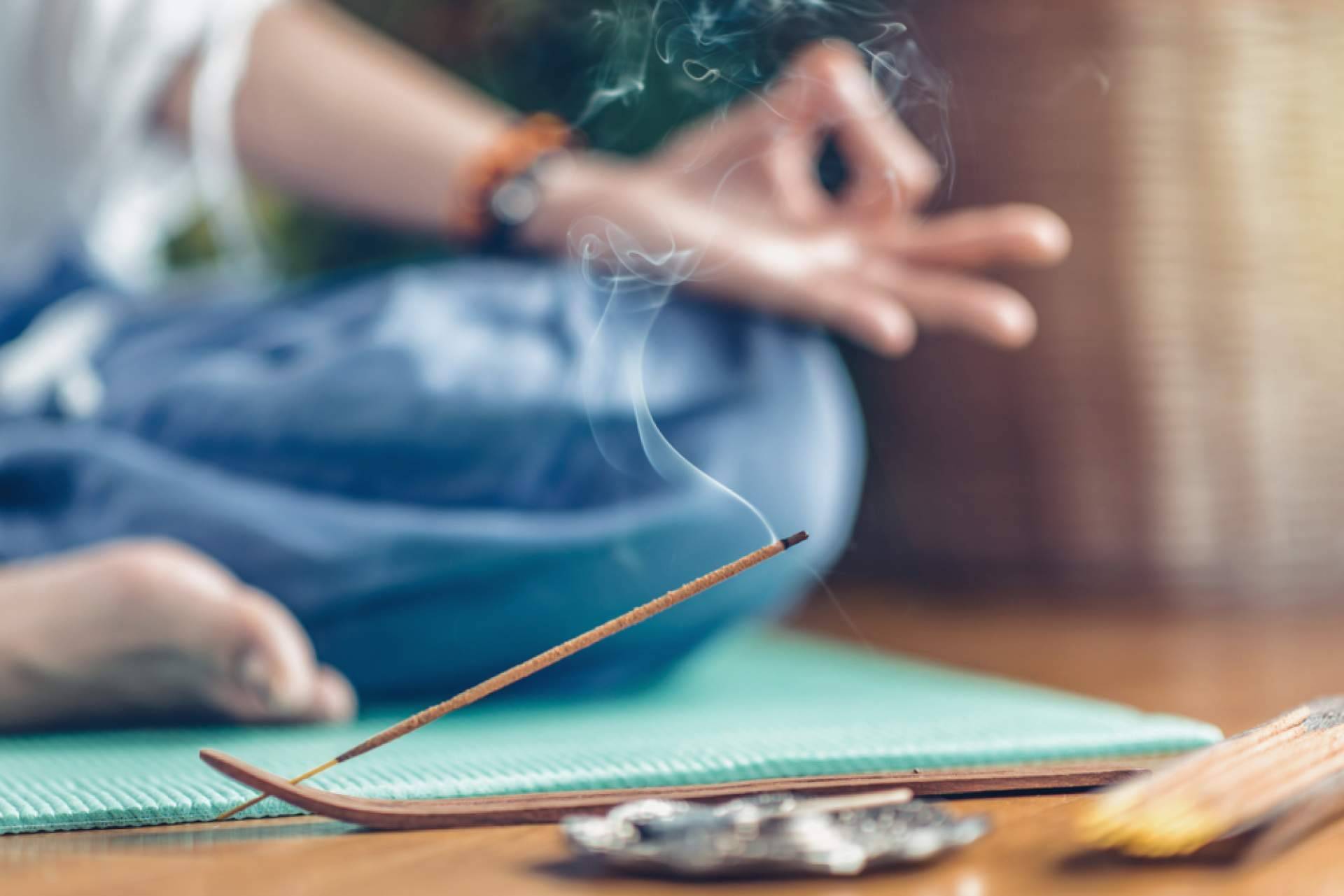 Los beneficios de utilizar incienso de la mano de La Luna de Buda