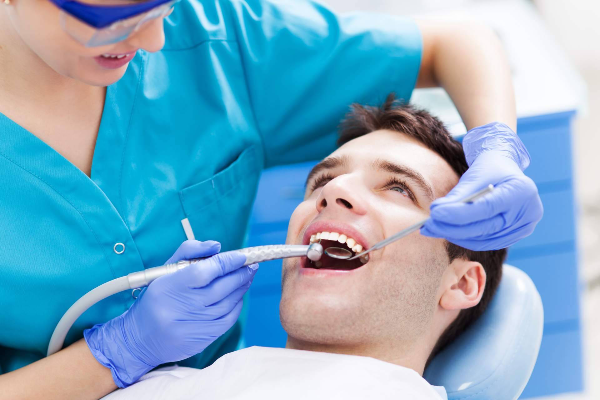 Ortodoncia Insignia, una técnica a medida para la dentadura de un paciente en Clínica Dental Sonrisas