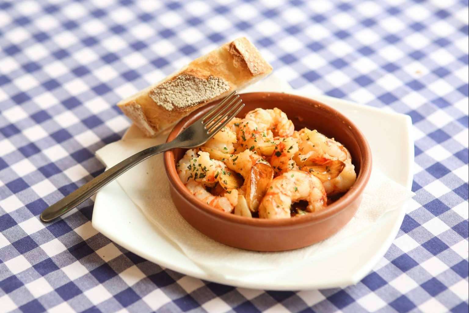 ¿Cuáles son las ventajas de celebrar un cumpleaños o evento familiar en el restaurante Pasa Tapas?