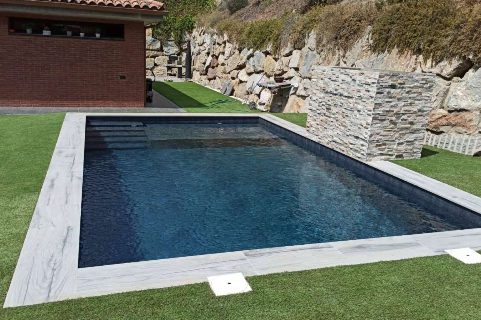 Los beneficios de las piscinas con cristal elevadas que ofrece Esencial Pool