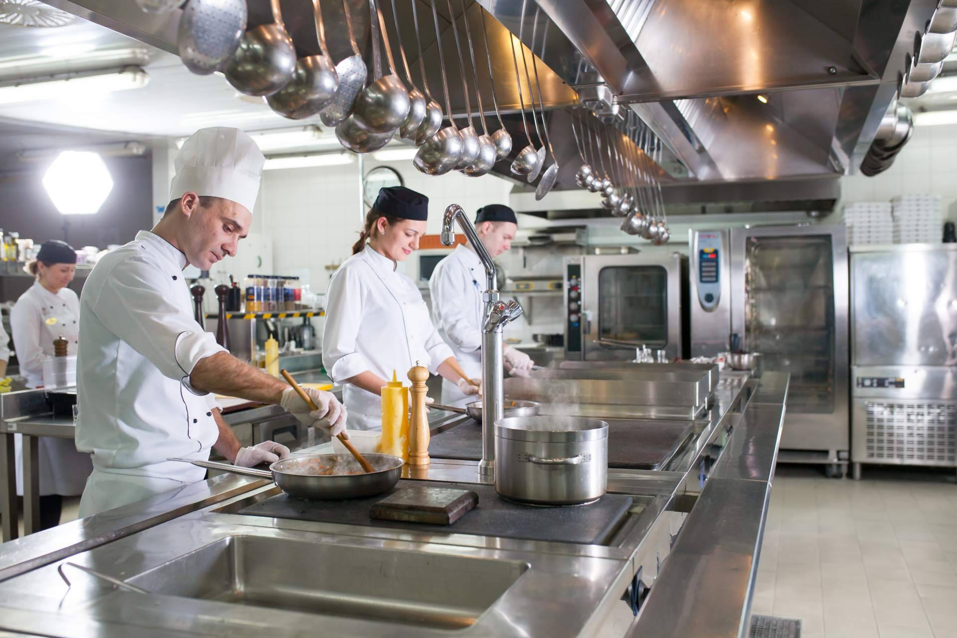 La importancia de realizar un curso en manipulación de alimentos ante el auge de la hostelería en Semana Santa y en temporada de verano
