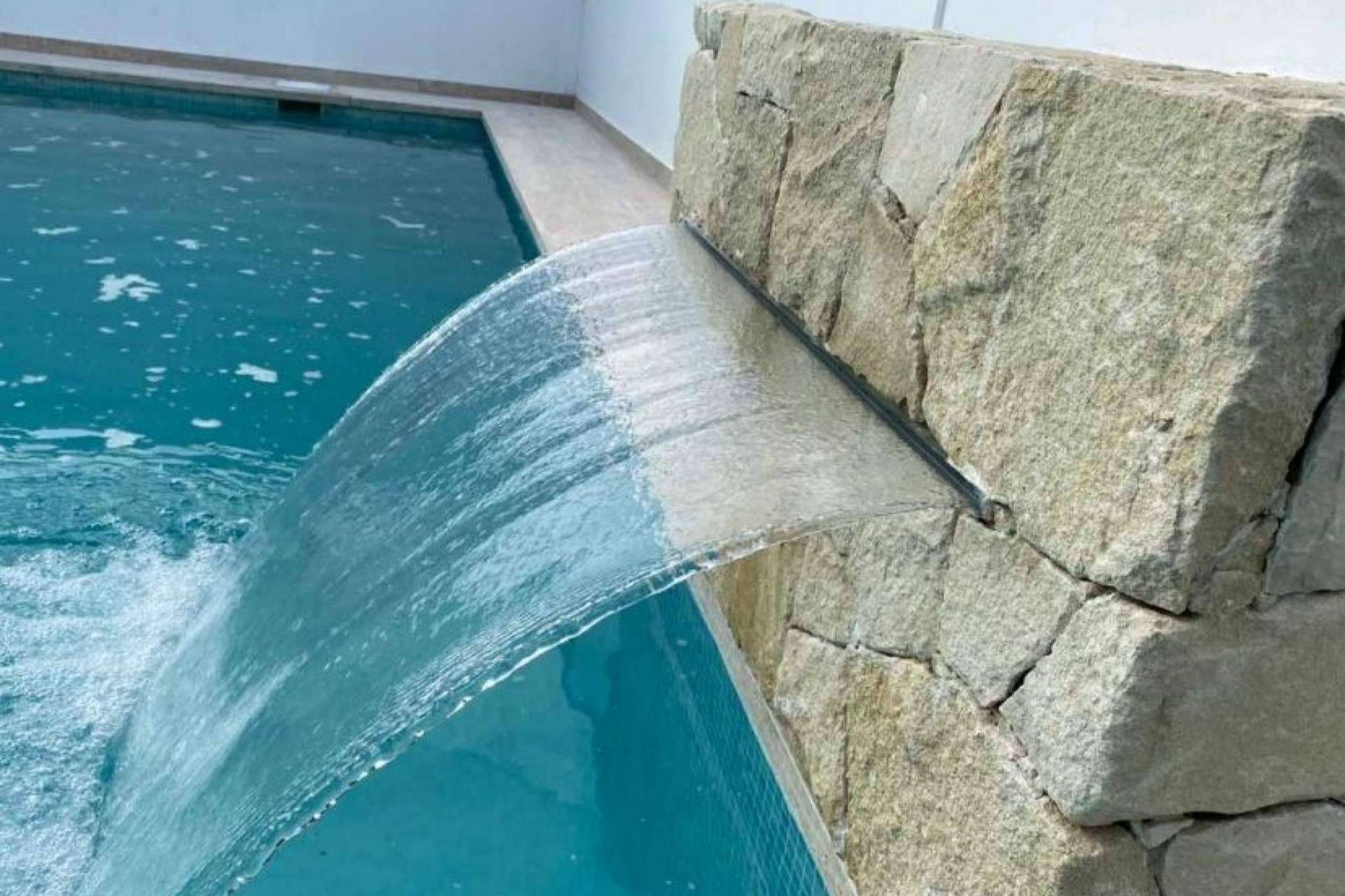 La instalación de cascadas y bombas de agua de Warmpool para conseguir un ambiente relajante