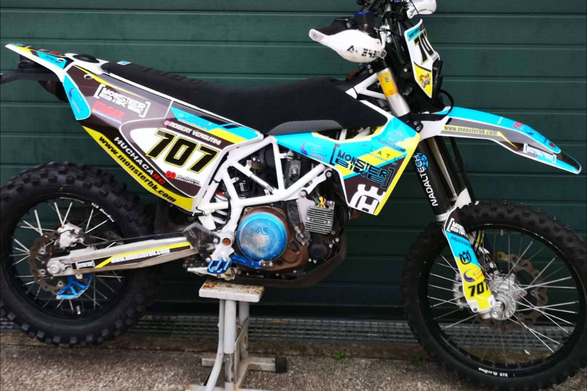 ADHESIVOSEMBARRADOS se encarga de la personalización del vehículo de dos ruedas en el off road