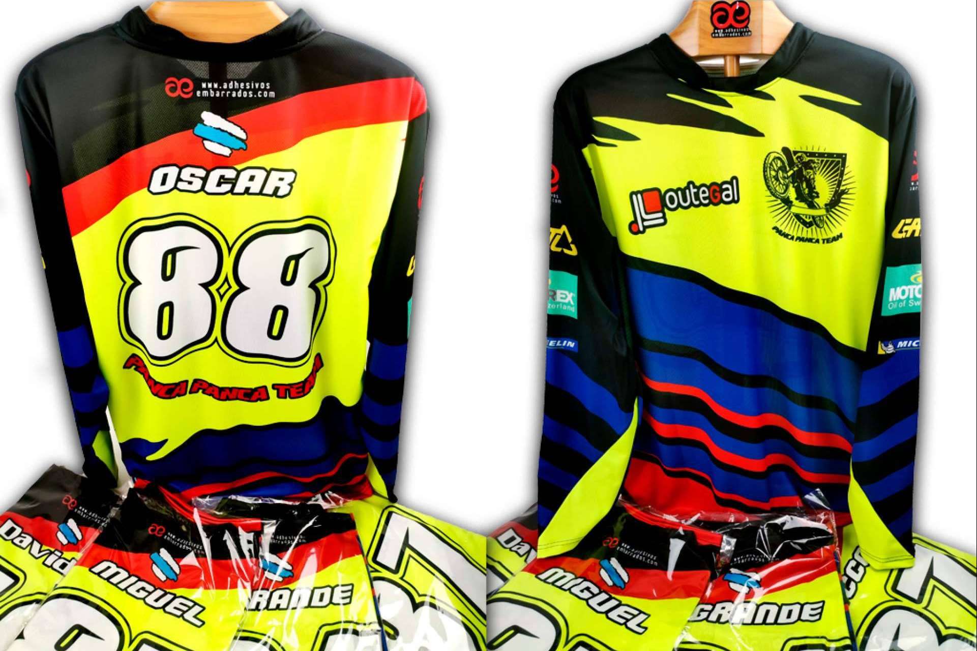 ADHESIVOSEMBARRADOS, la firma especializada en elaborar la camiseta de motocross