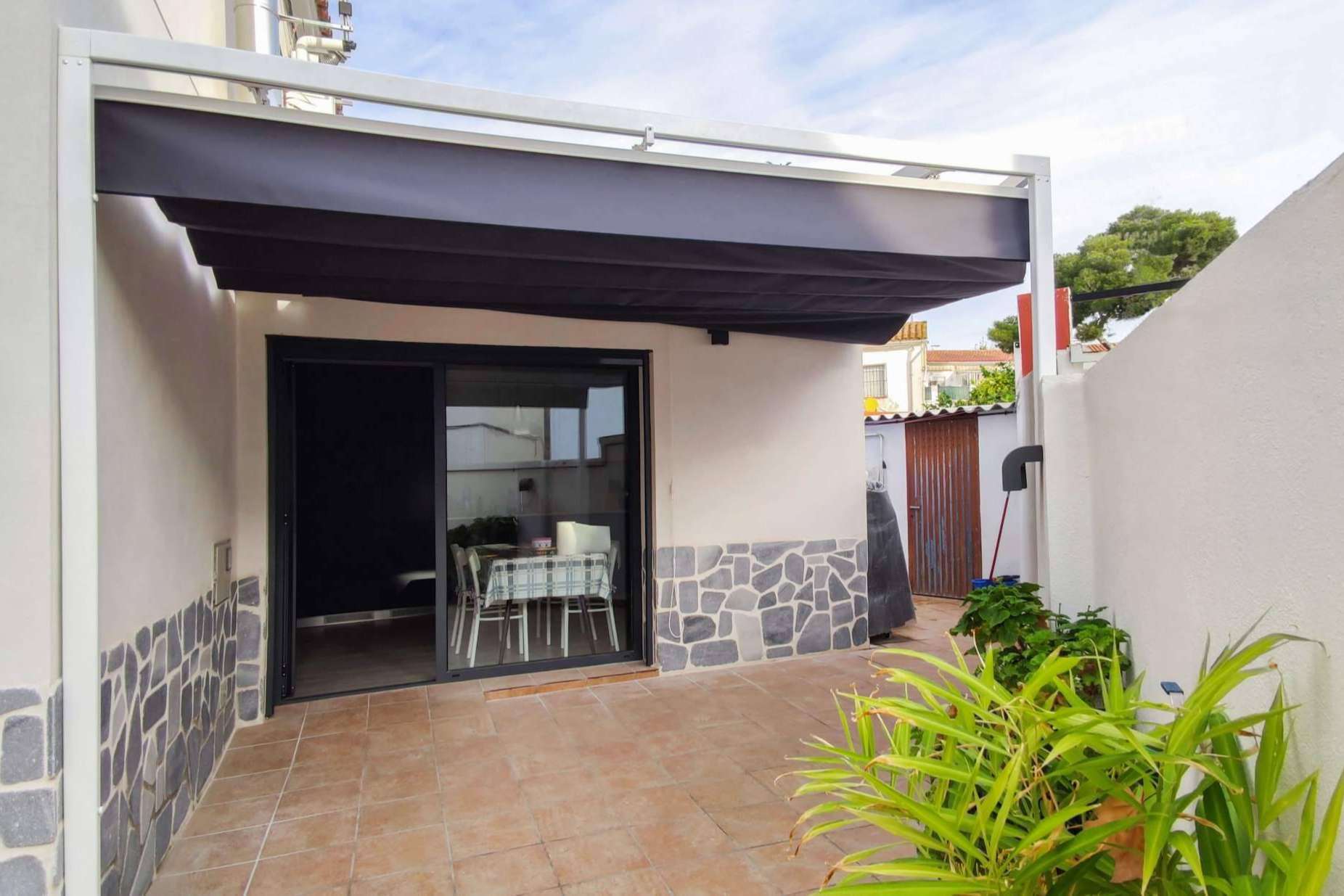 ¿Dónde encontrar toldo corredero, pérgolas y mosquiteras para el verano? Alustetic
