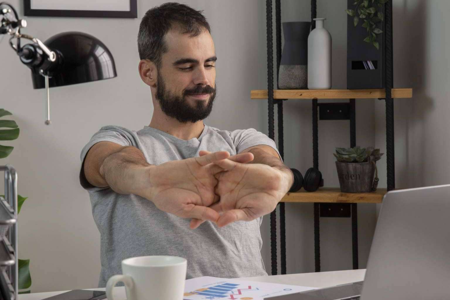 Ejercicios de ergonomía en el puesto de trabajo, por WellWo
