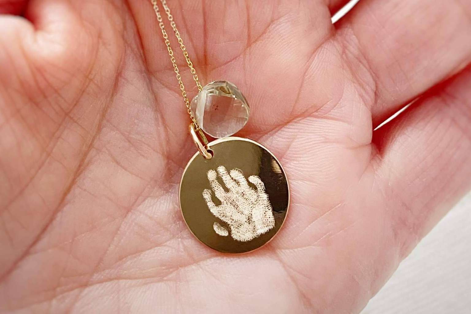 Recordar a los seres queridos con las joyas funerarias y memoriales