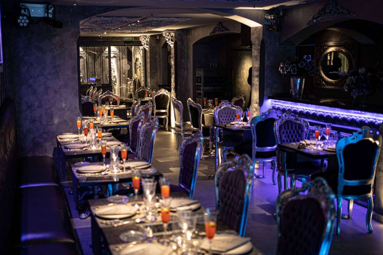 Nuevo restaurante espectáculo en Sitges - Barcelona llamado ZAK Rendez Vous que sorprende con un gran show de cantantes en vivo