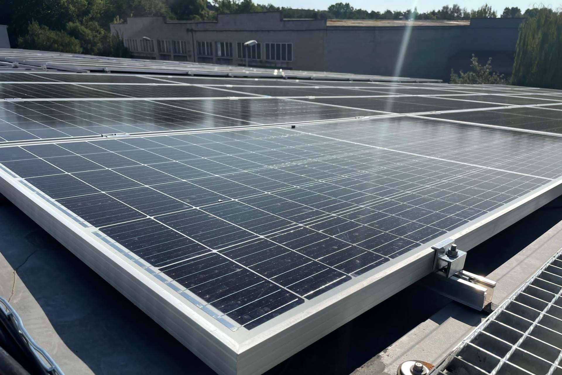 ¿Cómo se benefician las empresas de la energía solar?, el autoconsumo industrial, por Sereco Energía