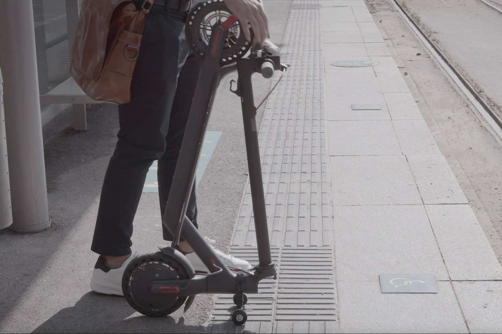 Techmotion Electronics y su nuevo soporte para patinetes eléctricos para guardar y mover en vertical este medio de transporte