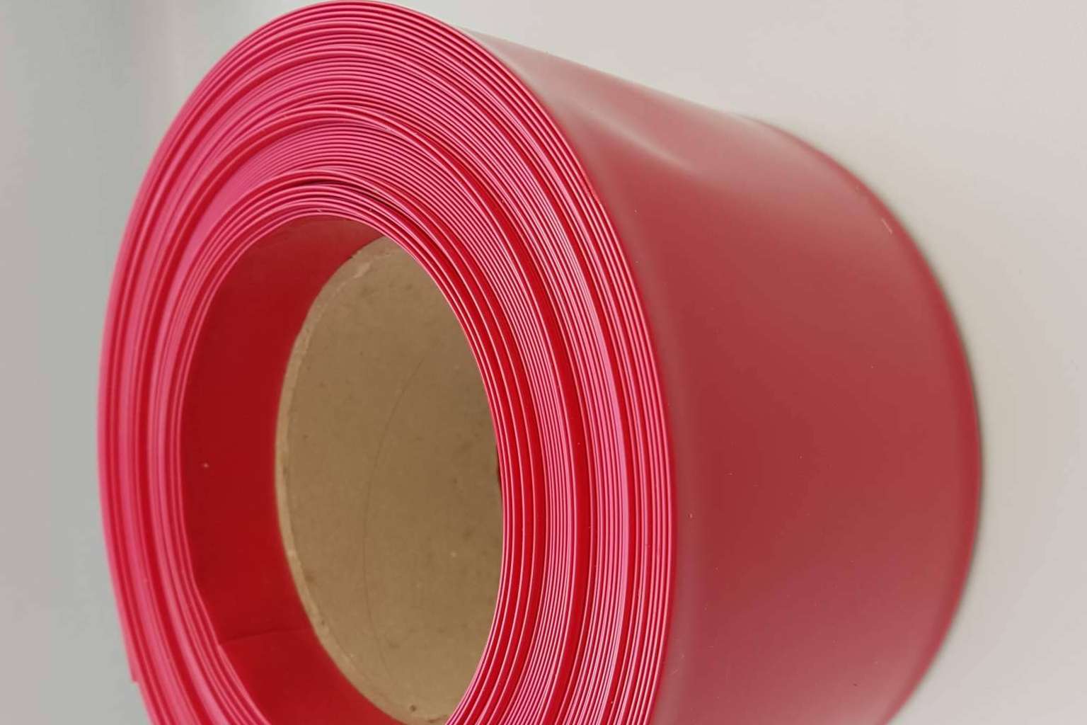 Tubo termorretráctil de plástico para aislar y proteger pletinas, por la empresa especialista Tubo Termoretractil