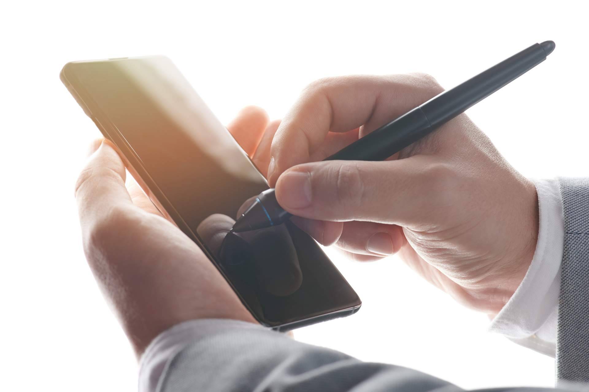 ¿Cuáles son las ventajas y usos de utilizar la aplicación SIGNply en empresas para firmar online?