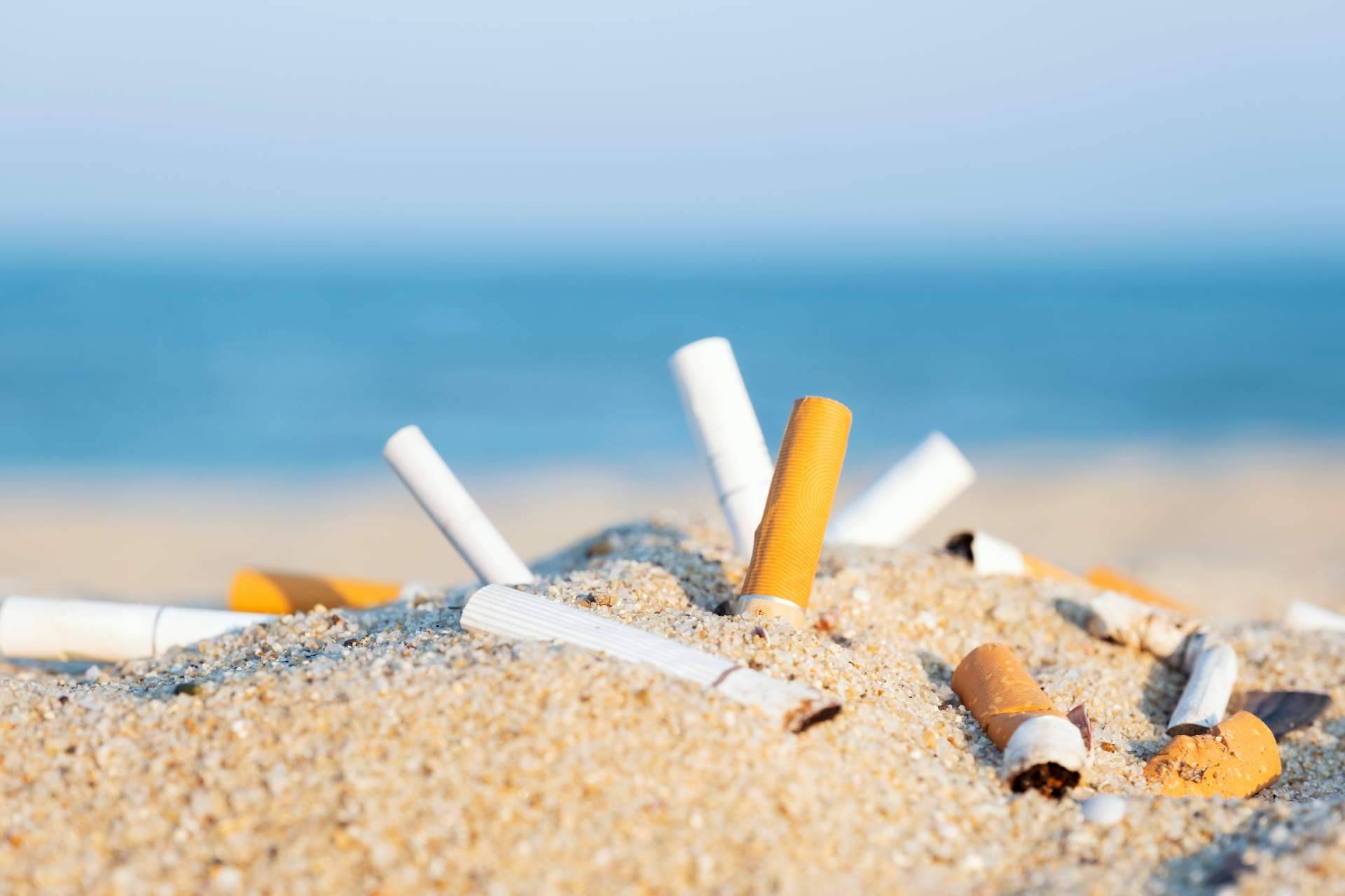 Absorbentes y Cubetos explica dónde se pueden tirar las colillas de los cigarros