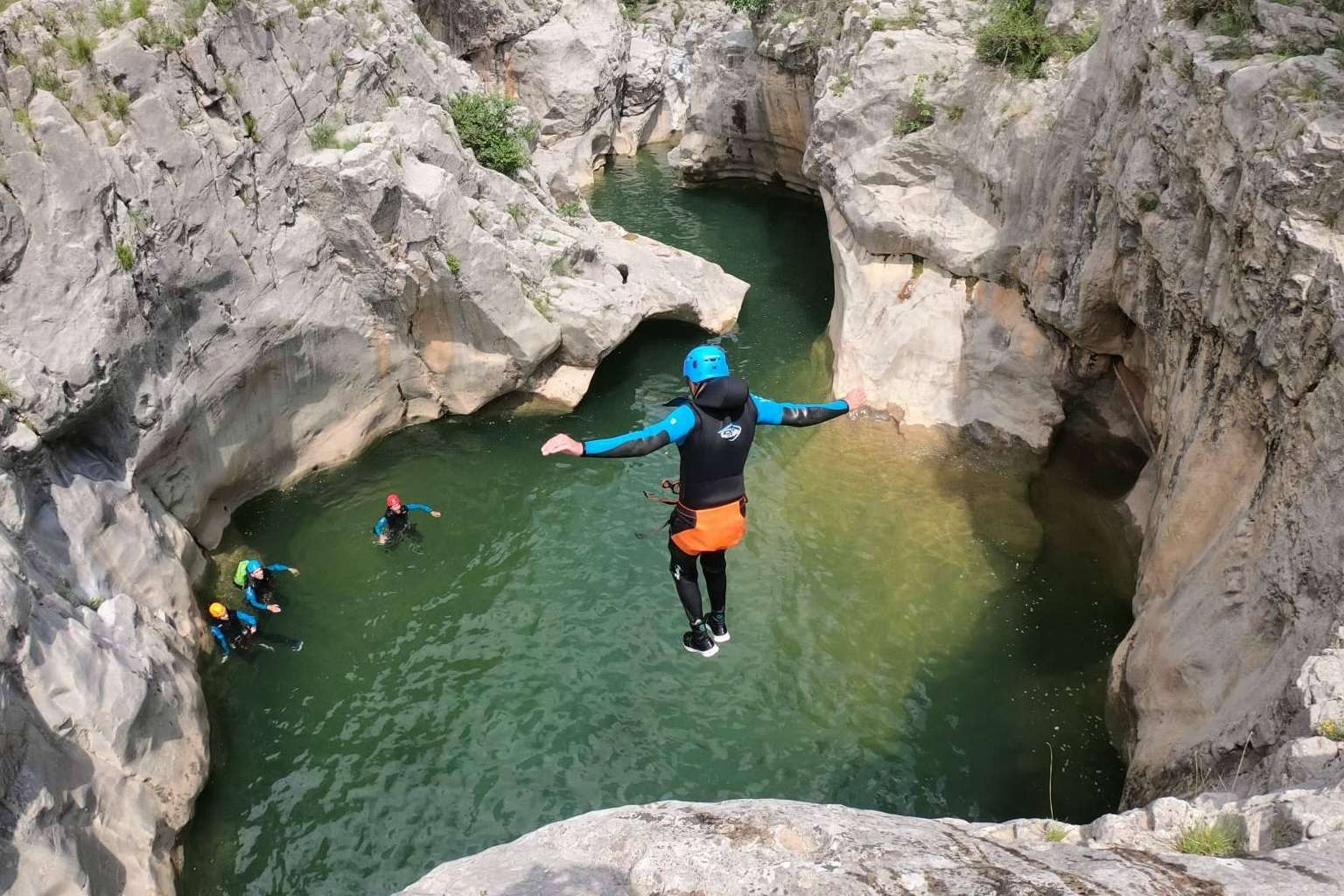 Practicar deportes de aventura para disfrutar del verano al aire libre, con Guía y Deportes de Aventura