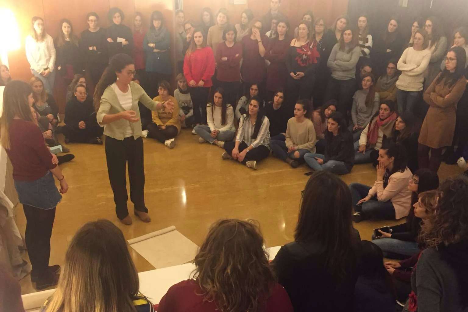 Acompañar a los hijos en el desarrollo de su educación emocional, la propuesta de Lola Arpa
