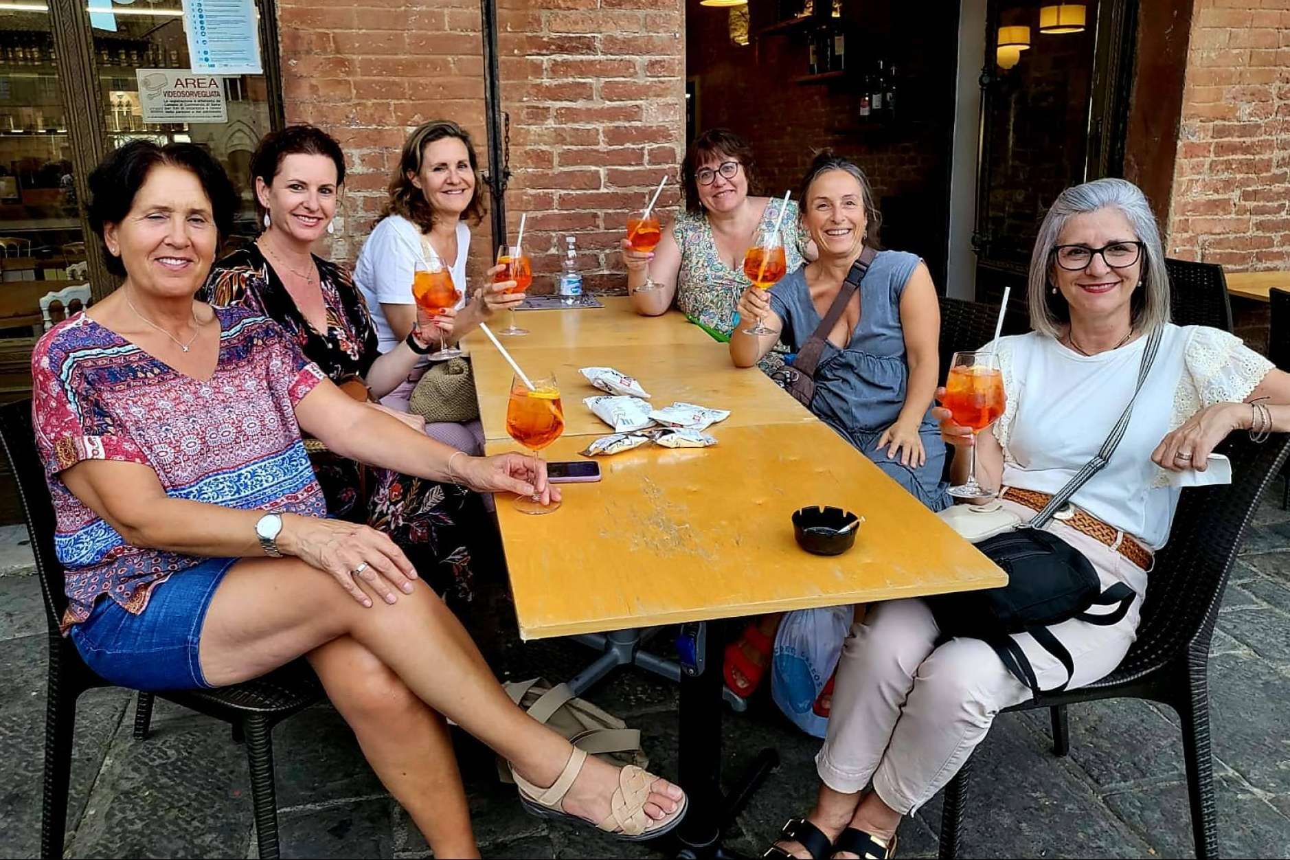 Viajar sola en grupo desde Barcelona es posible gracias a Concédete Deseos