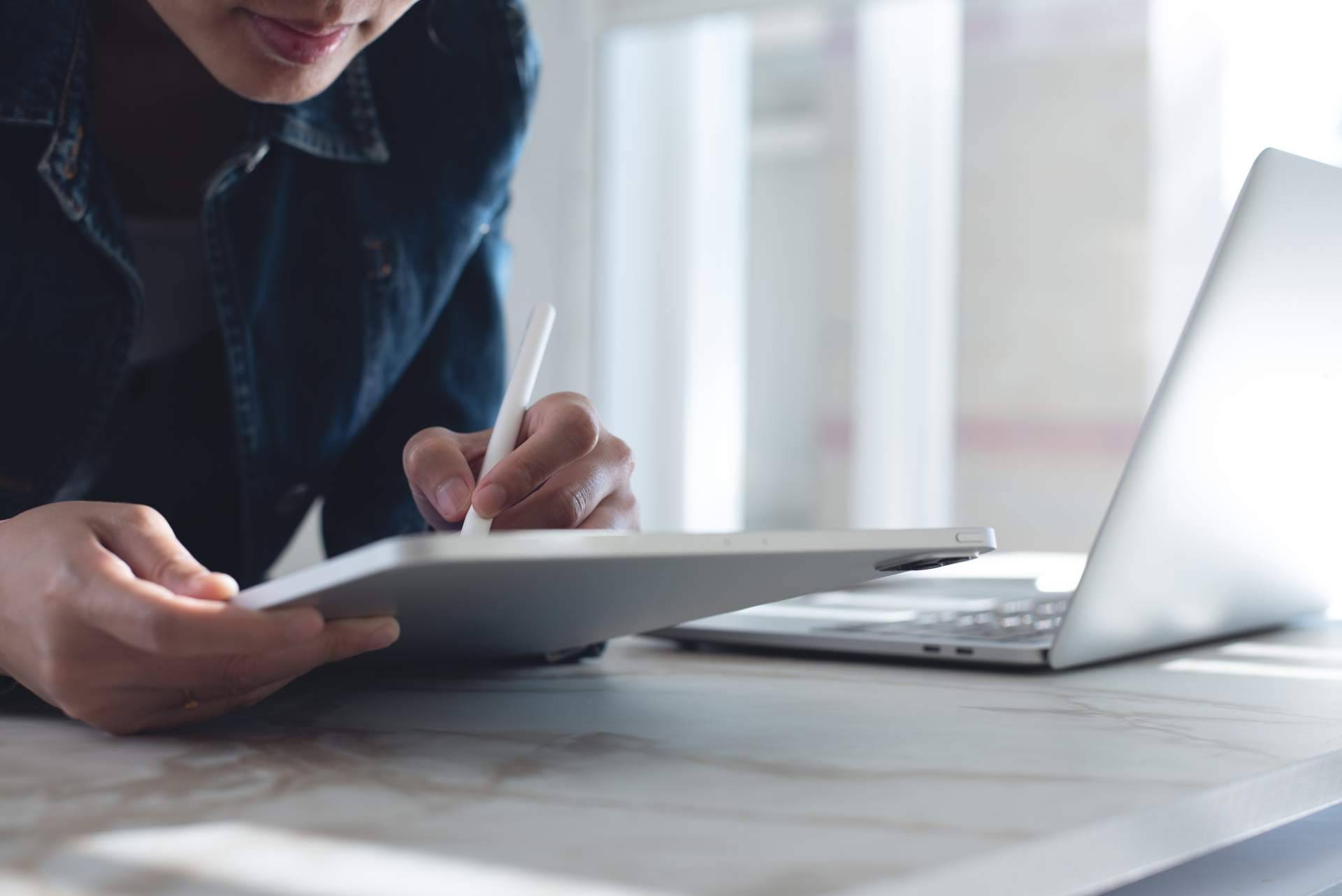 Digitalizar documentos con ADocum permite optimizar los procesos y flujos de trabajo en diferentes sectores