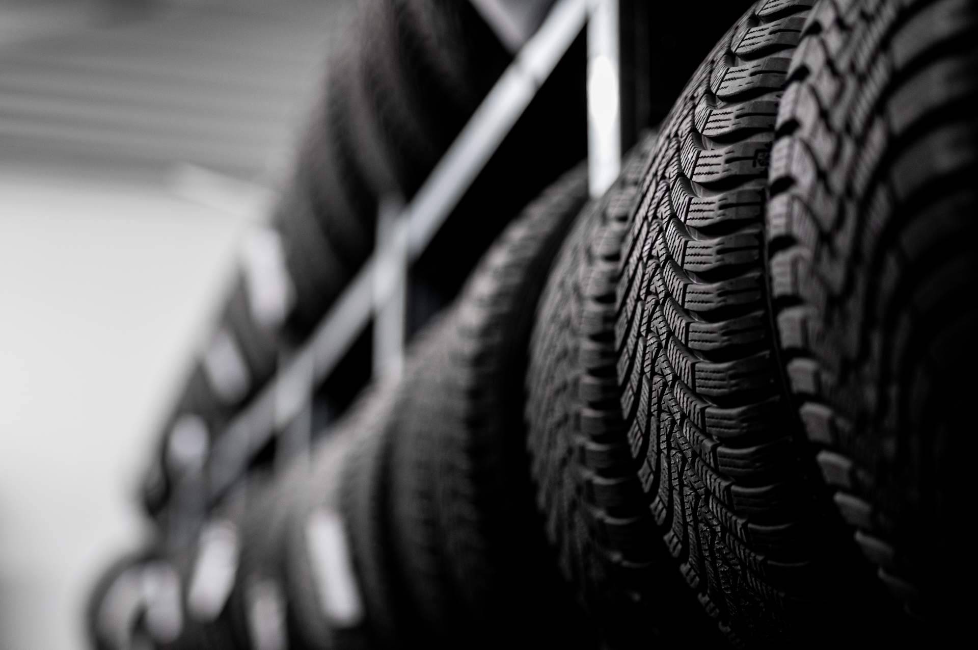 ¿Cada cuánto tiempo se deben cambiar los neumáticos del coche?
