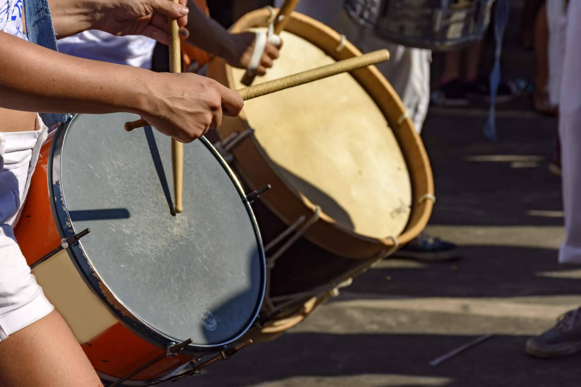 Cuál es el papel del surdo en la percusión brasileña