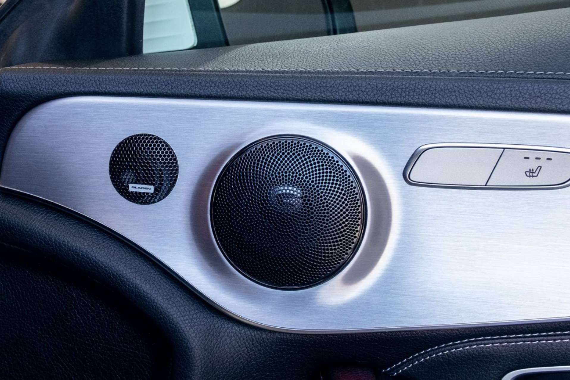 Instalación de amplificadores y altavoces, con el equipo de profesionales de Madrid Audio