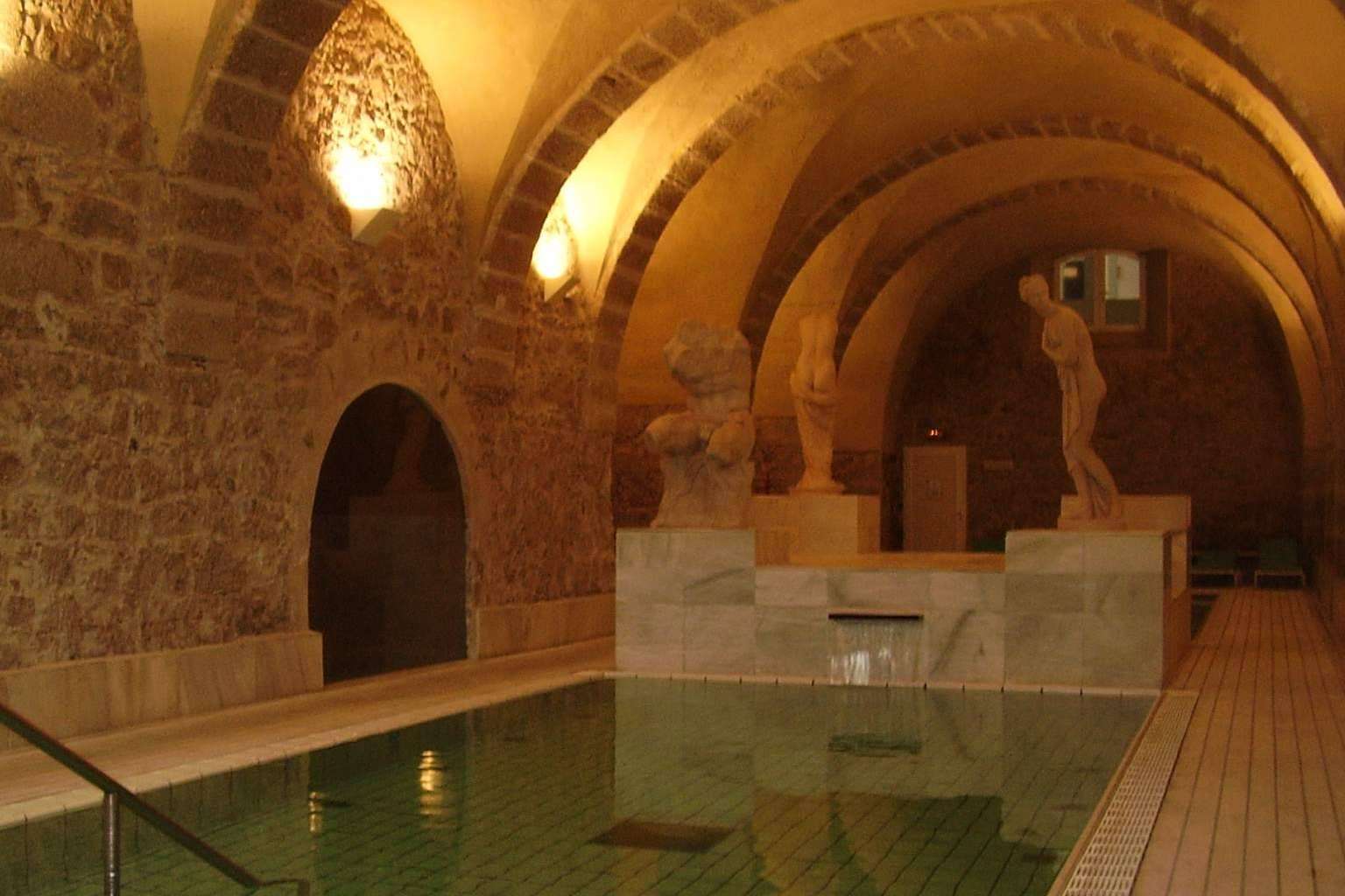 Los Baños de Montemayor son un destino para disfrutar de aguas termales, paisajes naturales y buena gastronomía