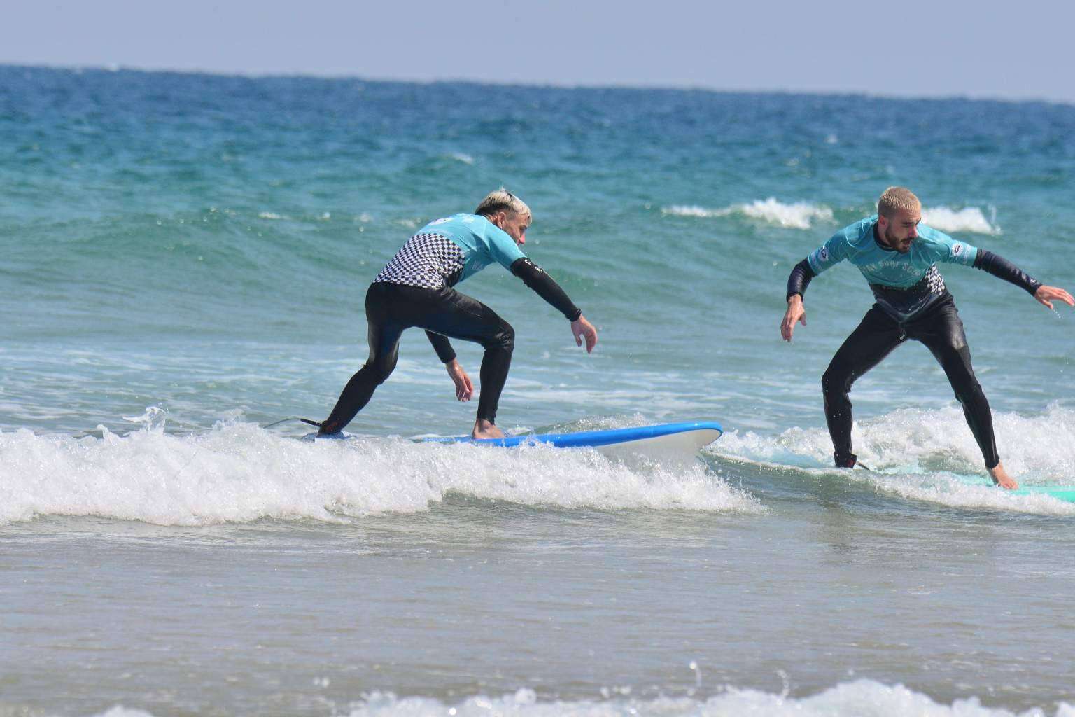 ¿Qué ofrece Watsay Surf School en sus campamentos de surf para aprender en verano?