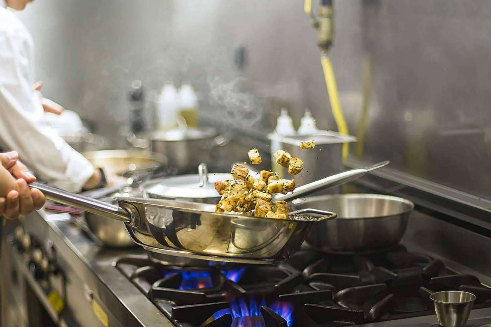 Auxihostelería y su servicio de cocinas industriales profesionales