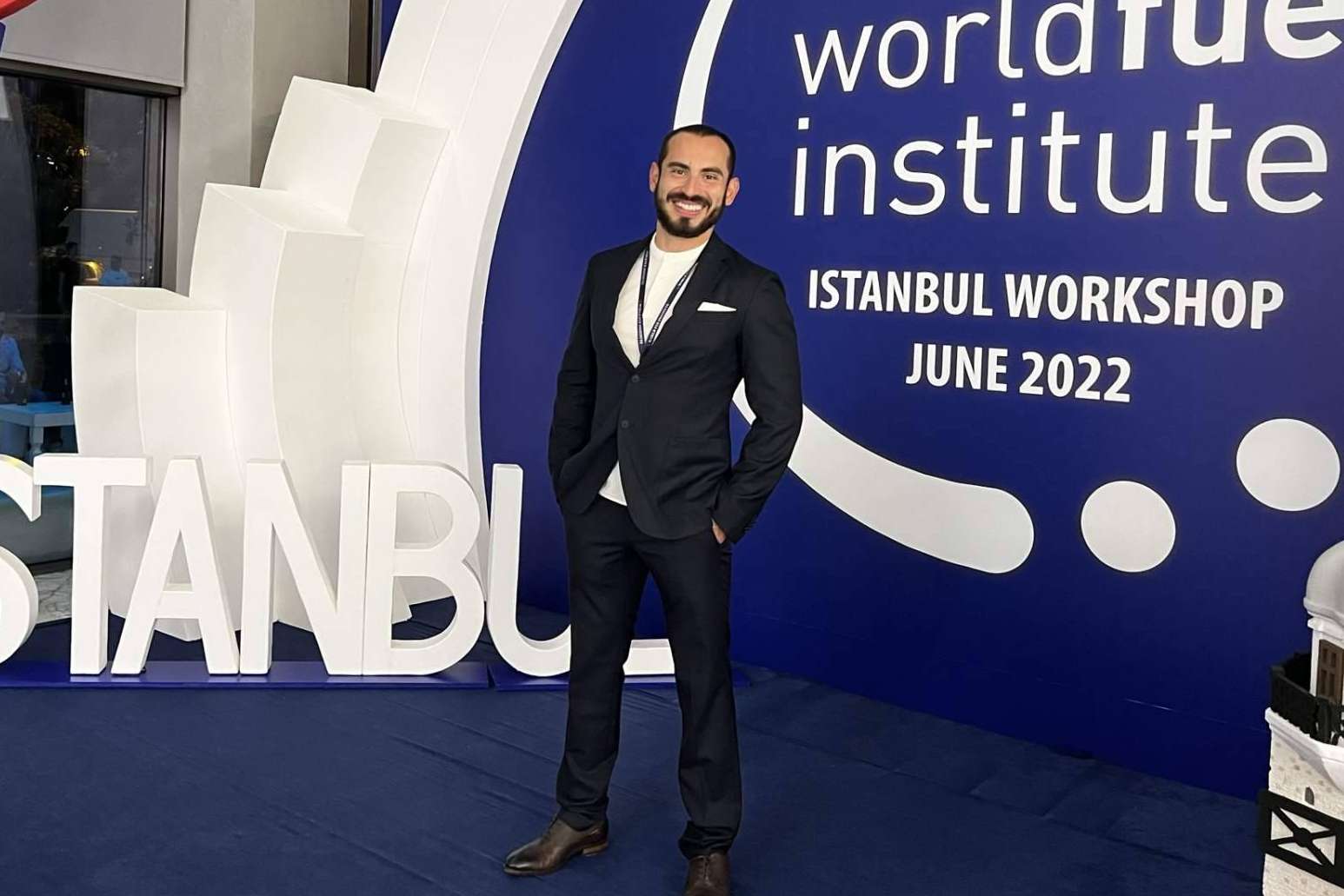 Dr. Bern perfecciona la técnica FUE - DHI y lleva su técnica alrededor de Latinoamérica y Europa