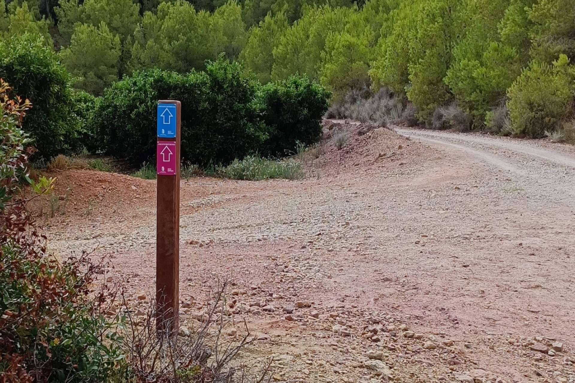 Abadecom ofrece balizas de plástico reciclado para el montaje y la habilitación de senderos rurales