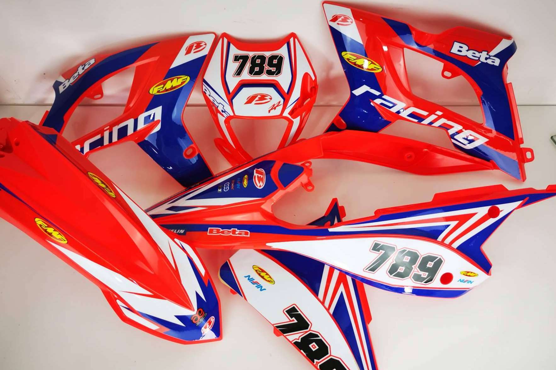 Plásticos y adhesivos para motos offroad, en ADHESIVOSEMBARRADOS