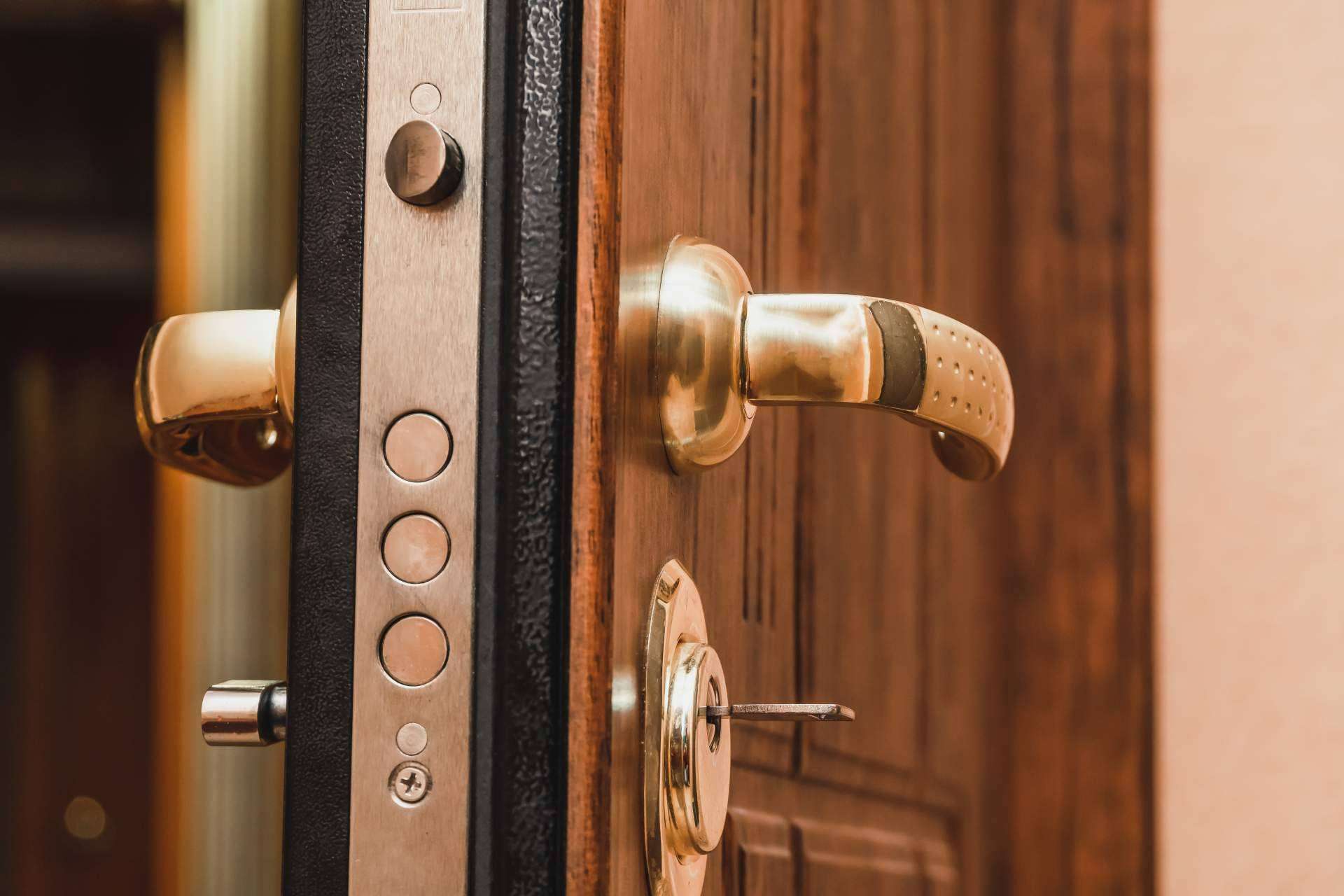 ¿Cuáles son los beneficios de instalar puertas antiokupas en Barcelona y alrededores?
