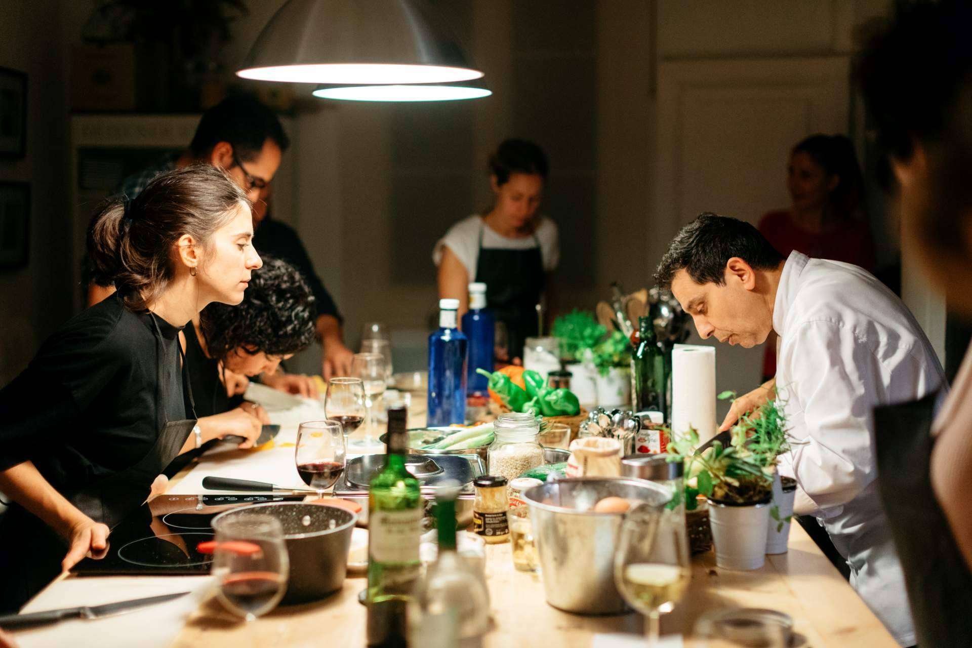 Hacer de la típica comida navideña de empresa una experiencia única con un Taller de Cocina en Just Royal BCN