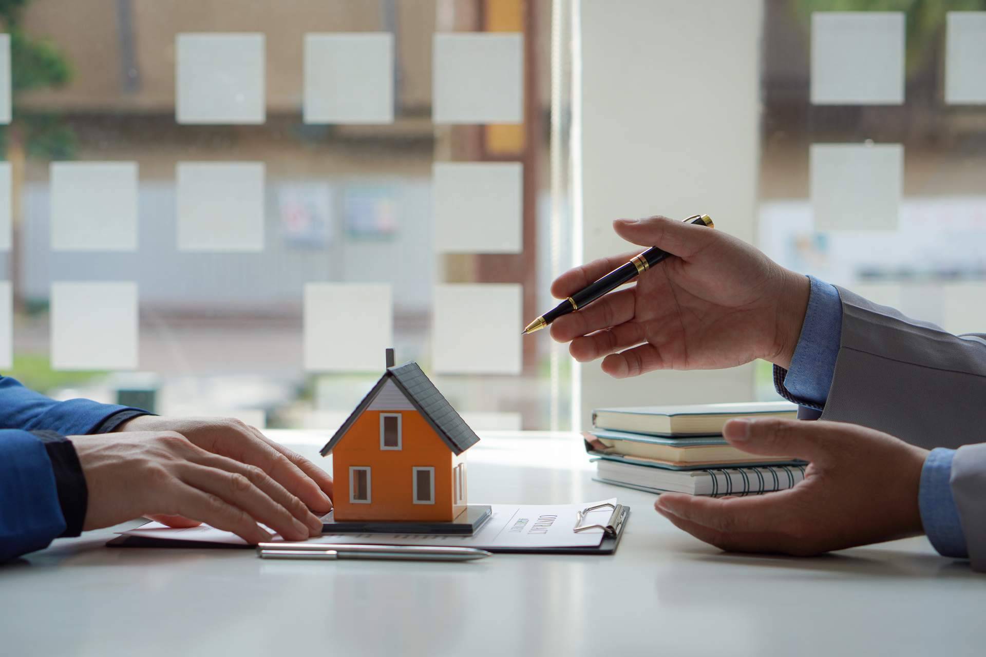 Las ventajas de contratar servicios inmobiliarios a la hora de invertir en bienes raíces, por Francisco José Suárez Díaz