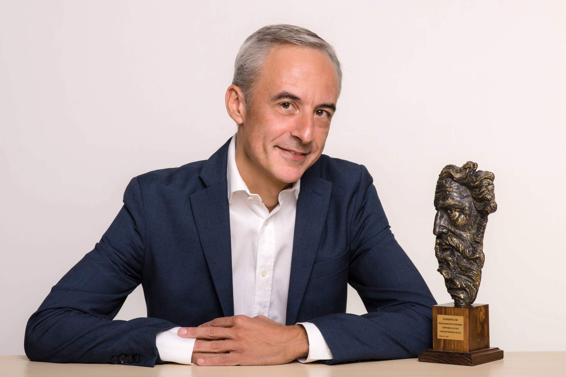 Jorge Segado, fundador de Estandarte.com, recibe el Premio Amanecer de Periodismo