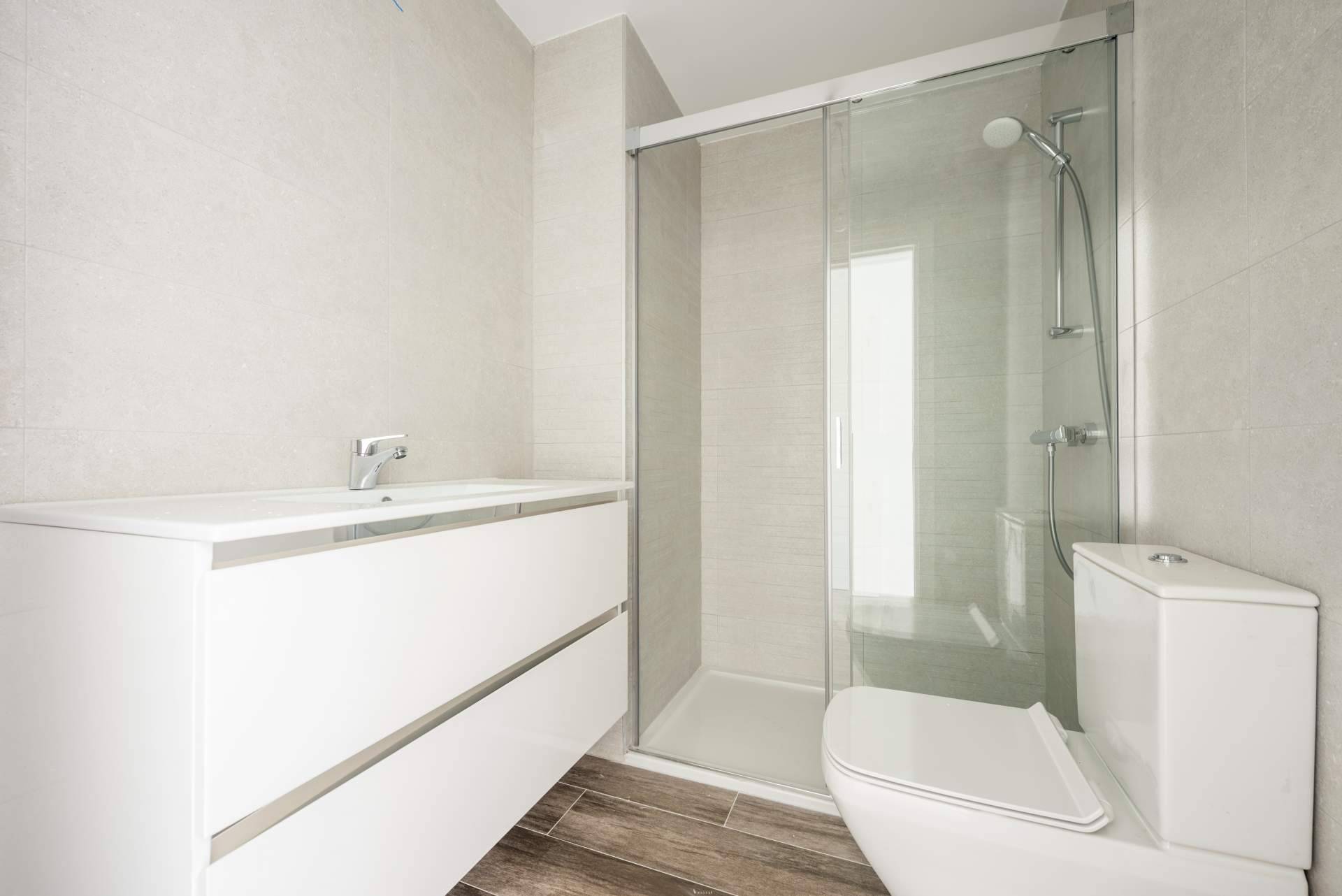 Instalar un plato de ducha en lugar de una bañera aporta beneficios significativos