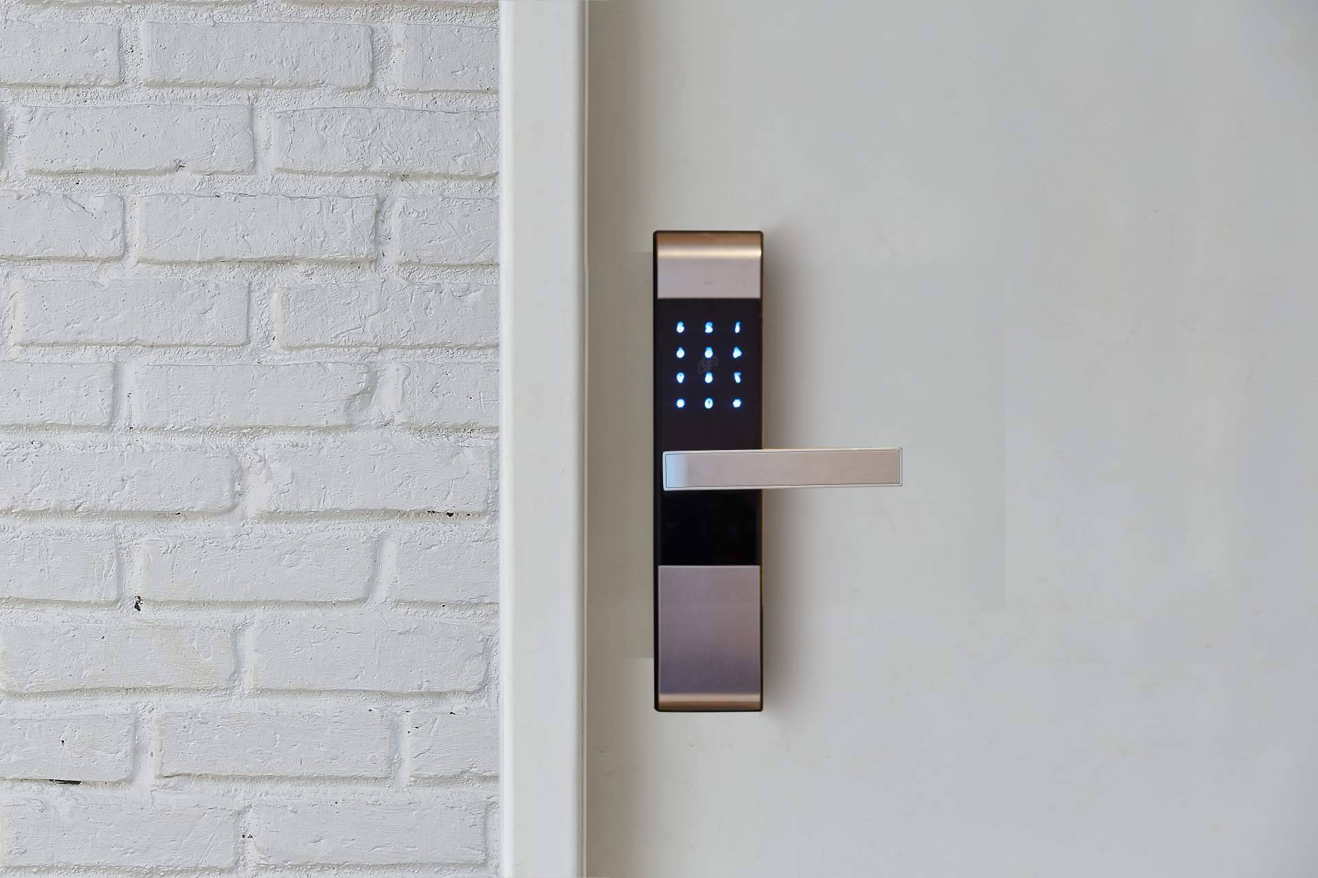 Las cerraduras electrónicas son una alternativa para evitar la ocupación en una vivienda