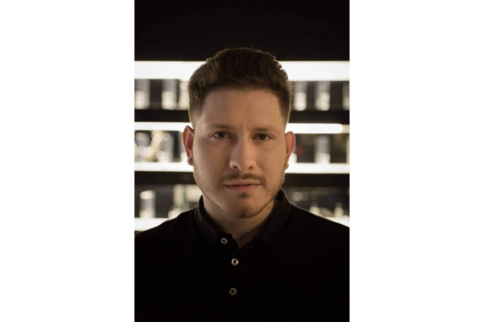 El trabajo en la producción de nuevos temas de música latina de Jhon Kleiber