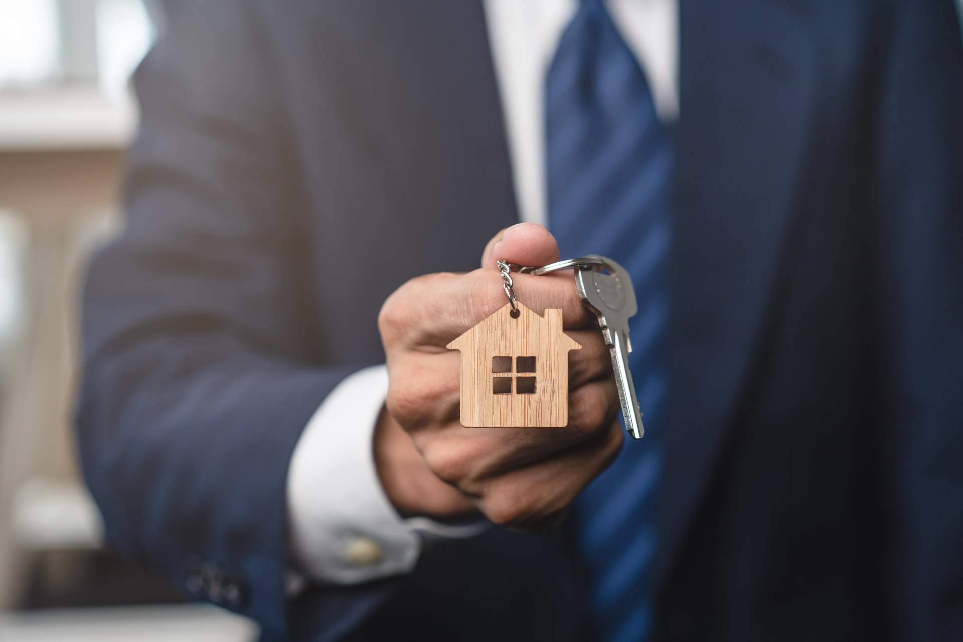 ¿Qué es necesario para trabajar como agente inmobiliario?, por La Casa Agency El Clot