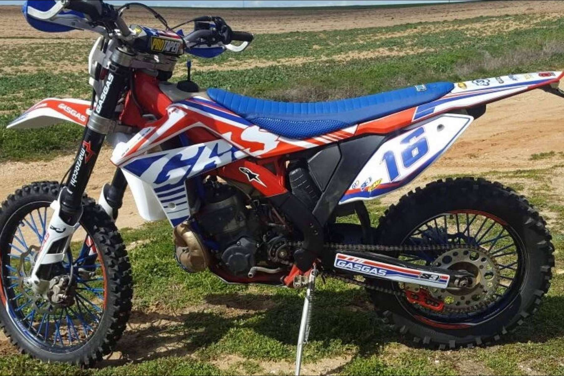 ADHESIVOSEMBARRADOS ofrece adhesivos personalizados para dar un nuevo estilo a la moto